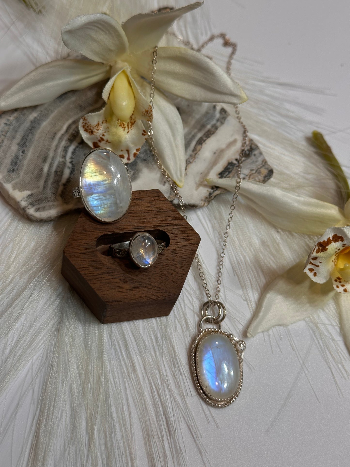 Aurora Astraluis Pendant (Moonstone)