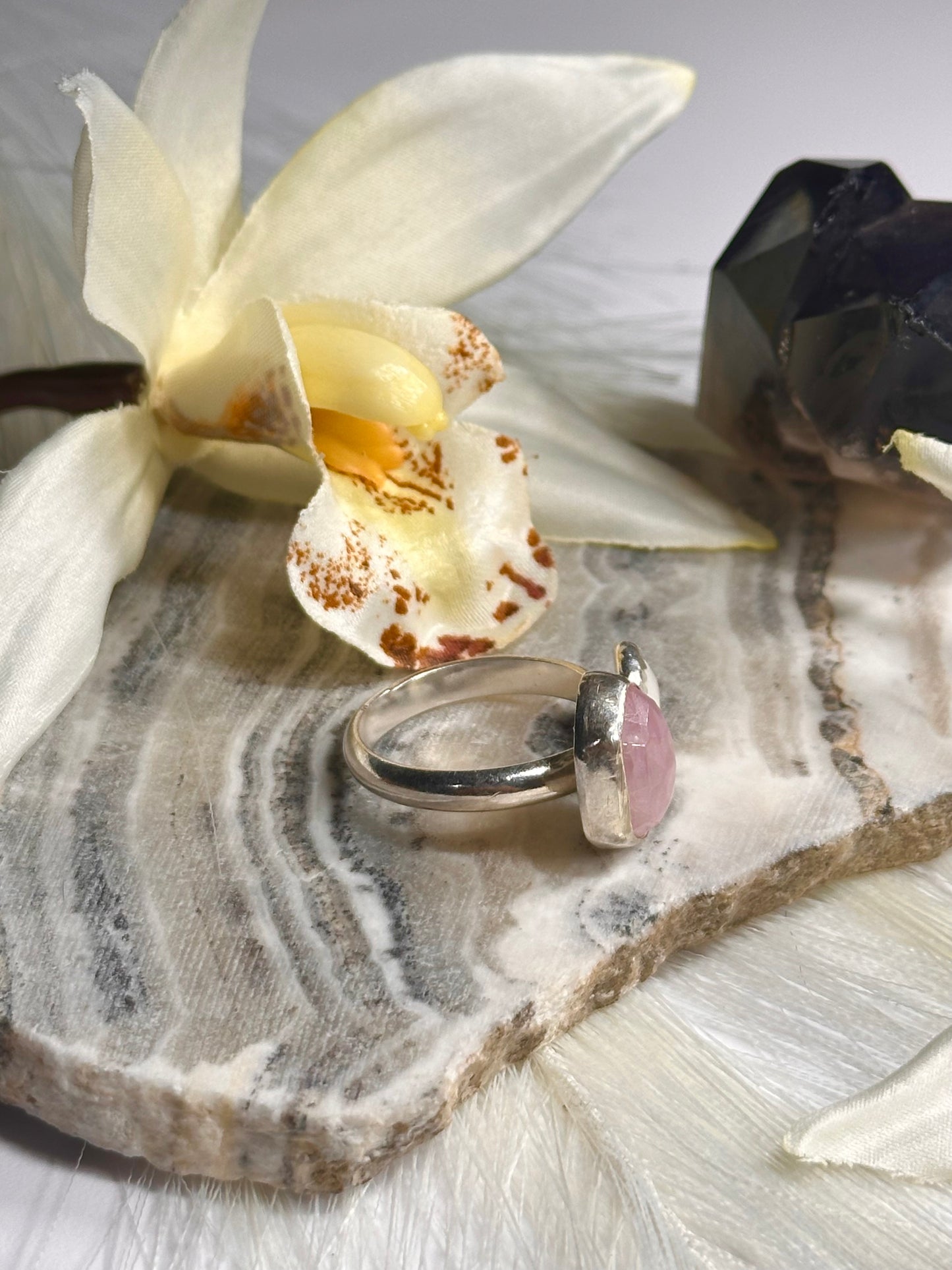 Kunzite & Mother of Pearl -Sz 7-8