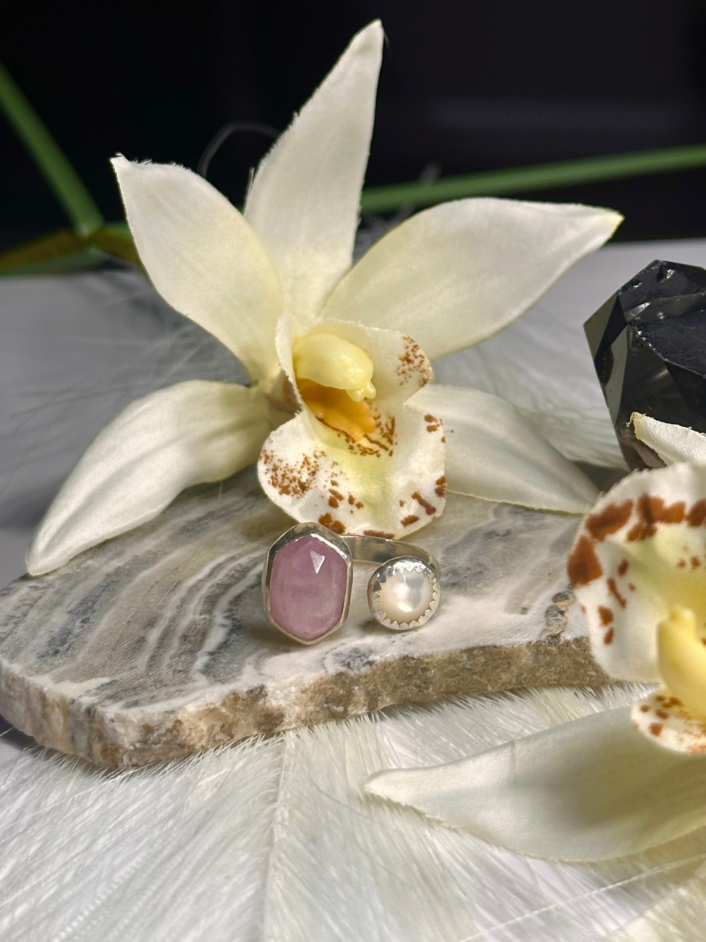 Kunzite & Mother of Pearl -Sz 7-8